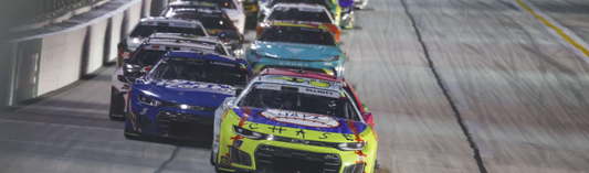 Chase Elliott lidera el pelotón con el Chevrolet No. 9 NAPA Auto Parts Patriotic durante la NASCAR Cup Series en Chicagoland Speedway 2026