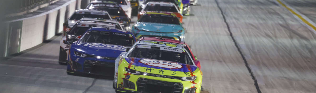 Chase Elliott lidera el pelotón con el Chevrolet No. 9 NAPA Auto Parts Patriotic durante la NASCAR Cup Series en Chicagoland Speedway 2026